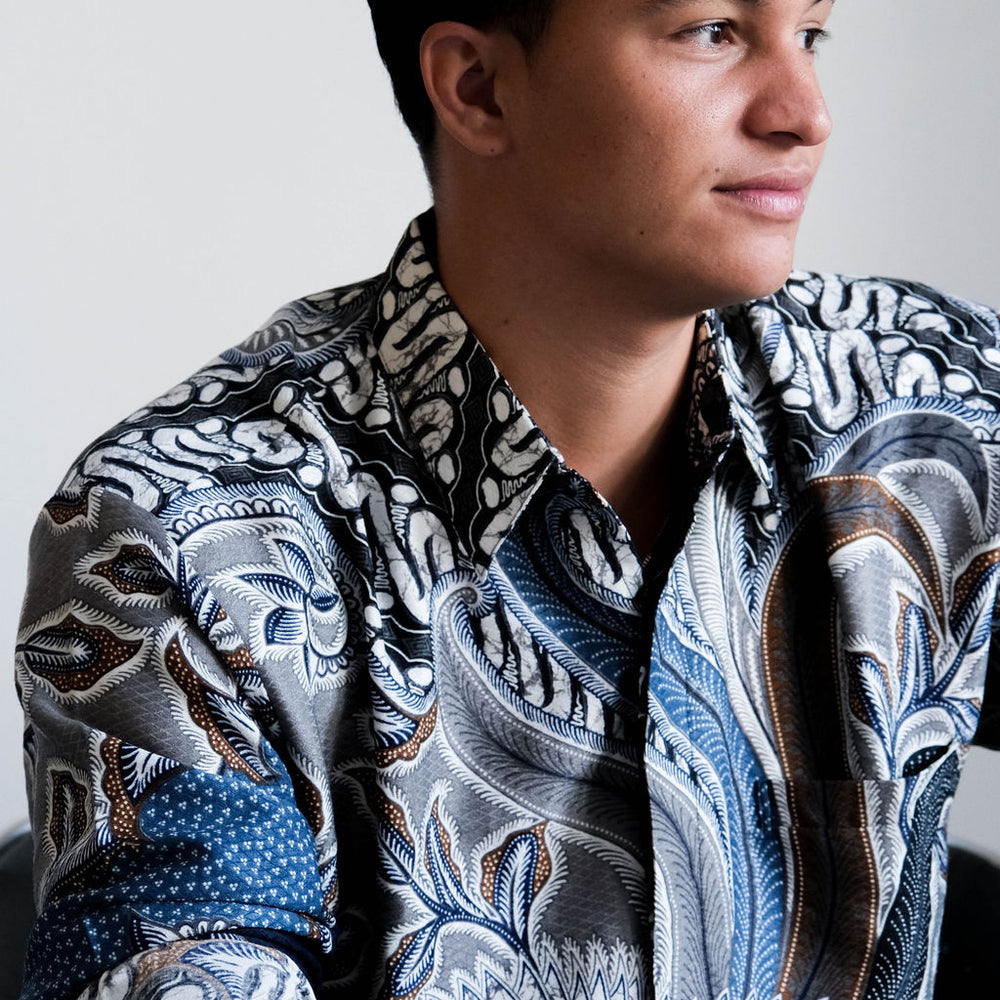 
                      
                        Satijnen Batik overhemd
                      
                    