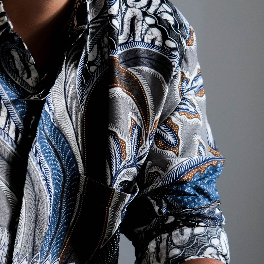 
                      
                        Satijnen Batik overhemd
                      
                    