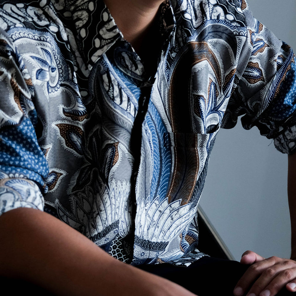 
                      
                        Satijnen Batik overhemd
                      
                    