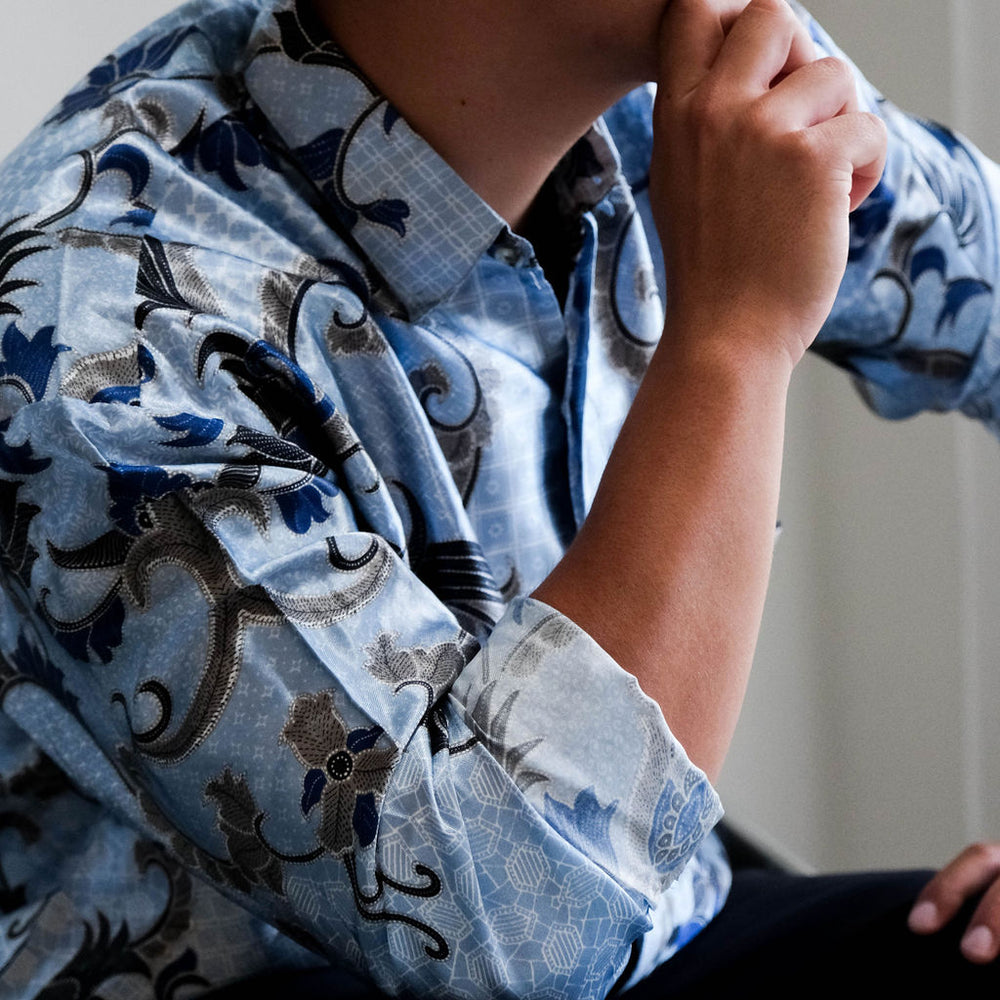 
                      
                        Satijnen Batik overhemd
                      
                    