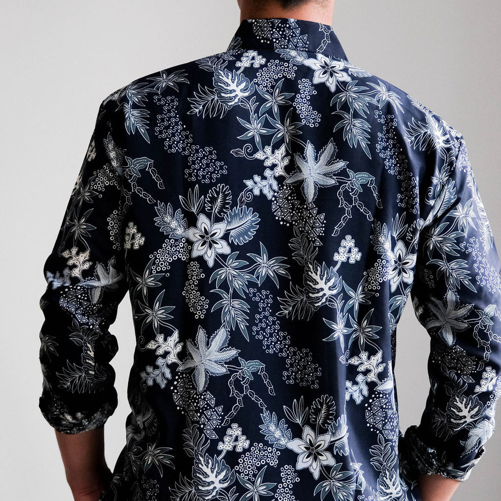 
                      
                        Satijnen Batik overhemd
                      
                    