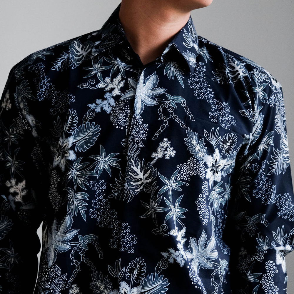 
                      
                        Satijnen Batik overhemd
                      
                    