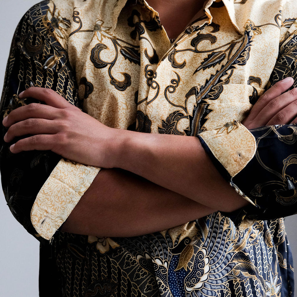 
                      
                        Satijnen Batik overhemd
                      
                    