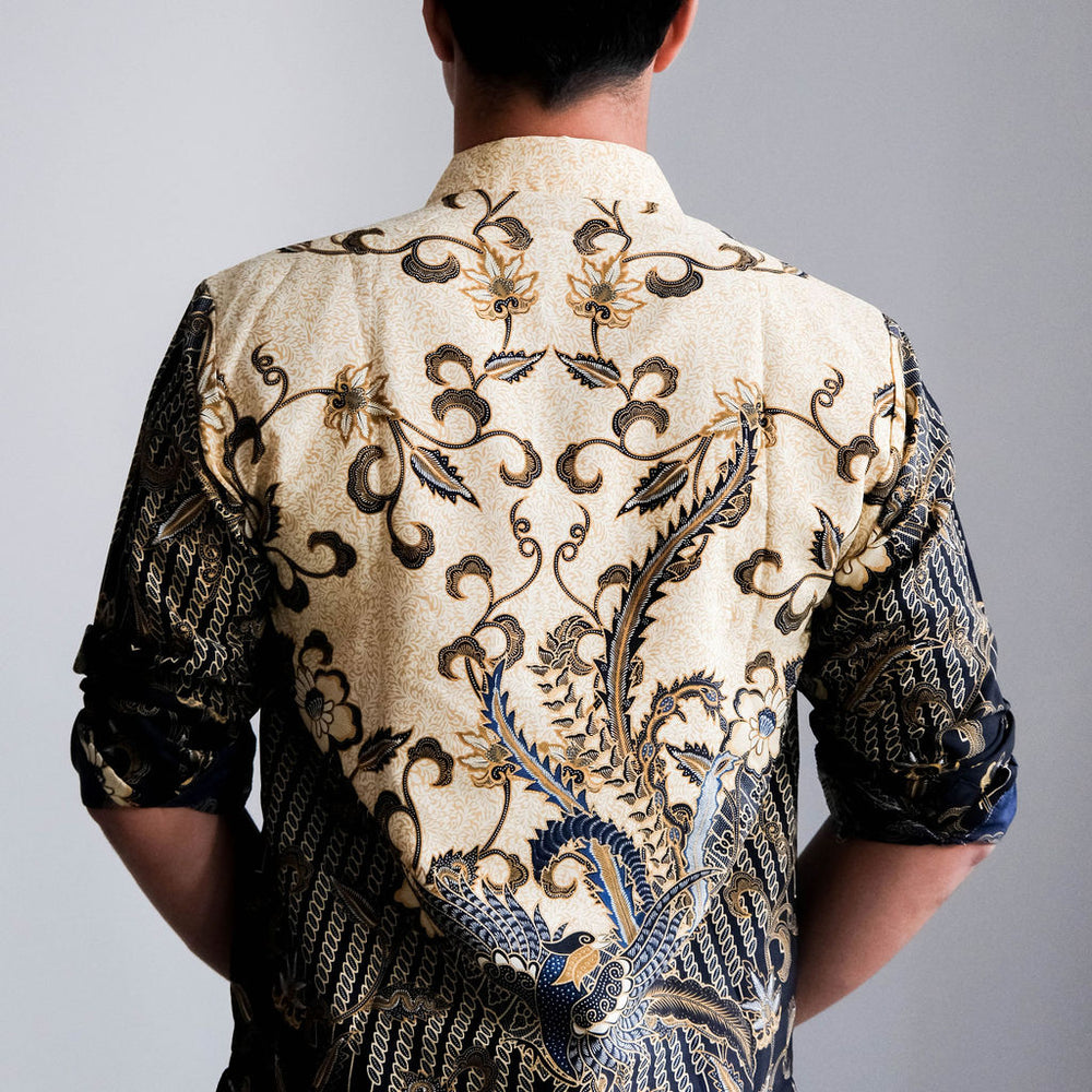 
                      
                        Satijnen Batik overhemd
                      
                    