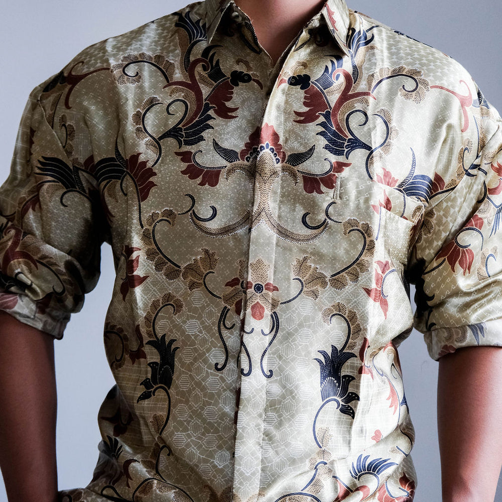 
                      
                        Satijnen Batik overhemd
                      
                    