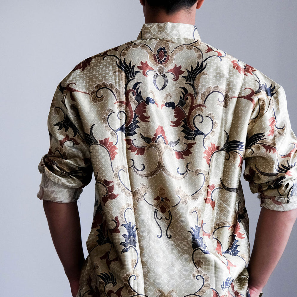 
                      
                        Satijnen Batik overhemd
                      
                    