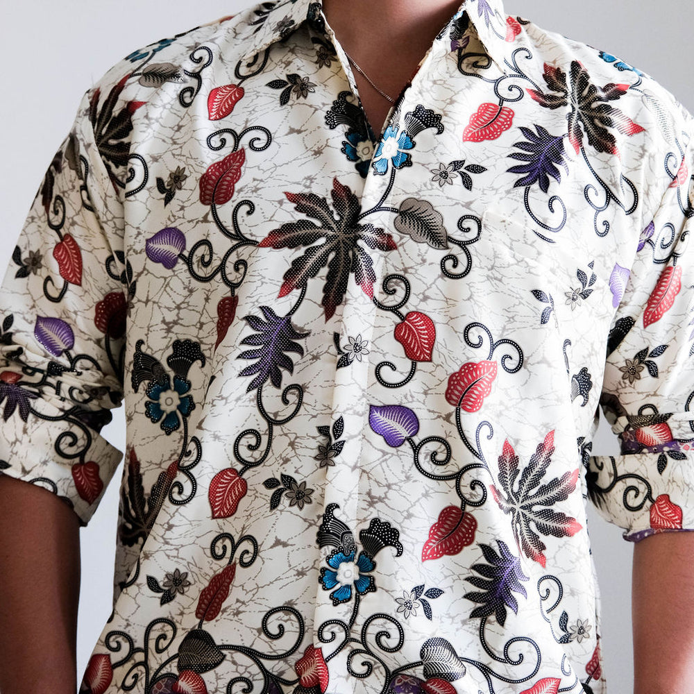 
                      
                        Satijnen Batik overhemd
                      
                    