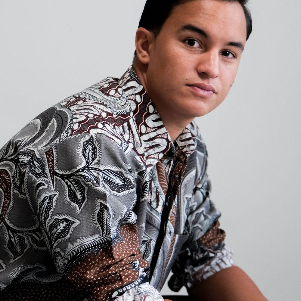 
                      
                        Satijnen Batik overhemd
                      
                    