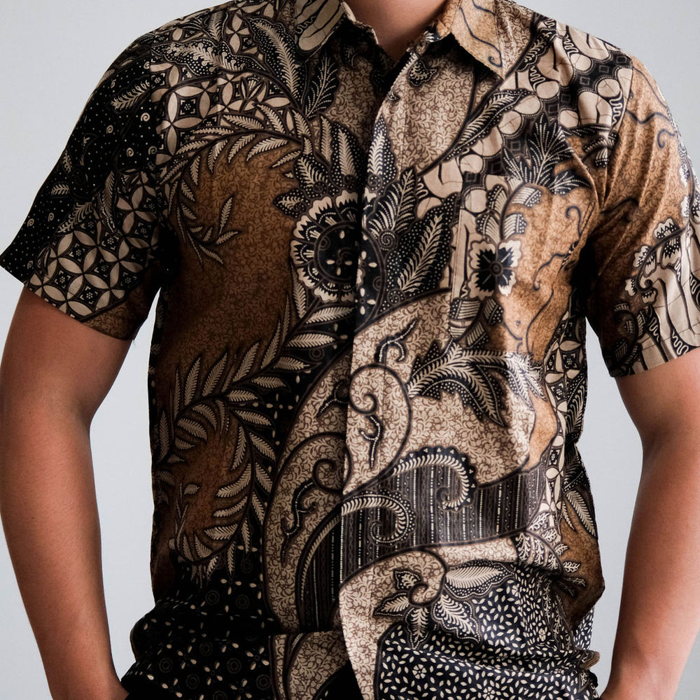 
                      
                        Satijnen Batik overhemd
                      
                    