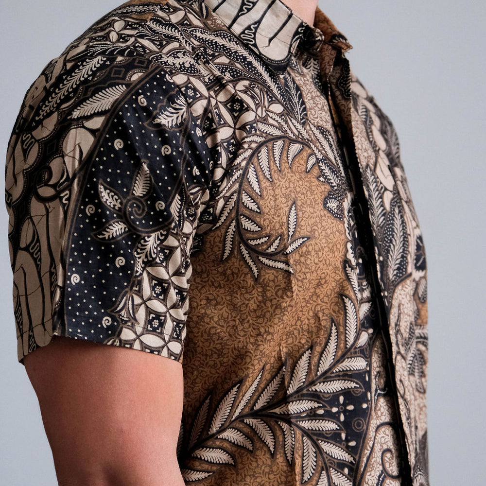 
                      
                        Satijnen Batik overhemd
                      
                    