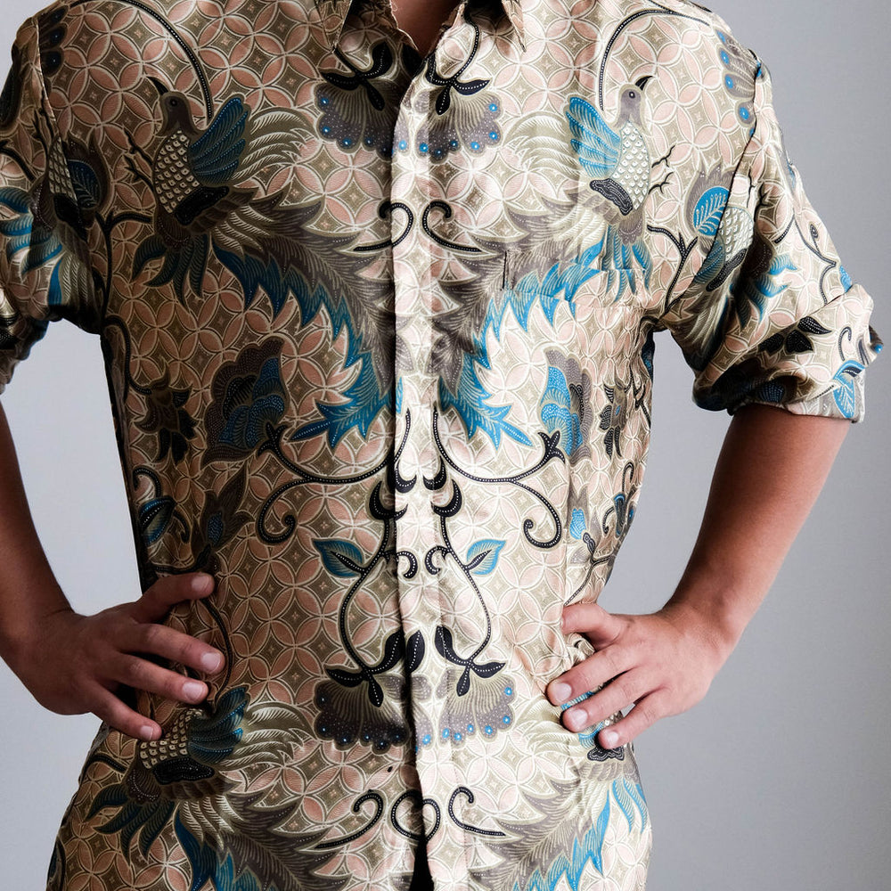
                      
                        Satijnen Batik overhemd
                      
                    